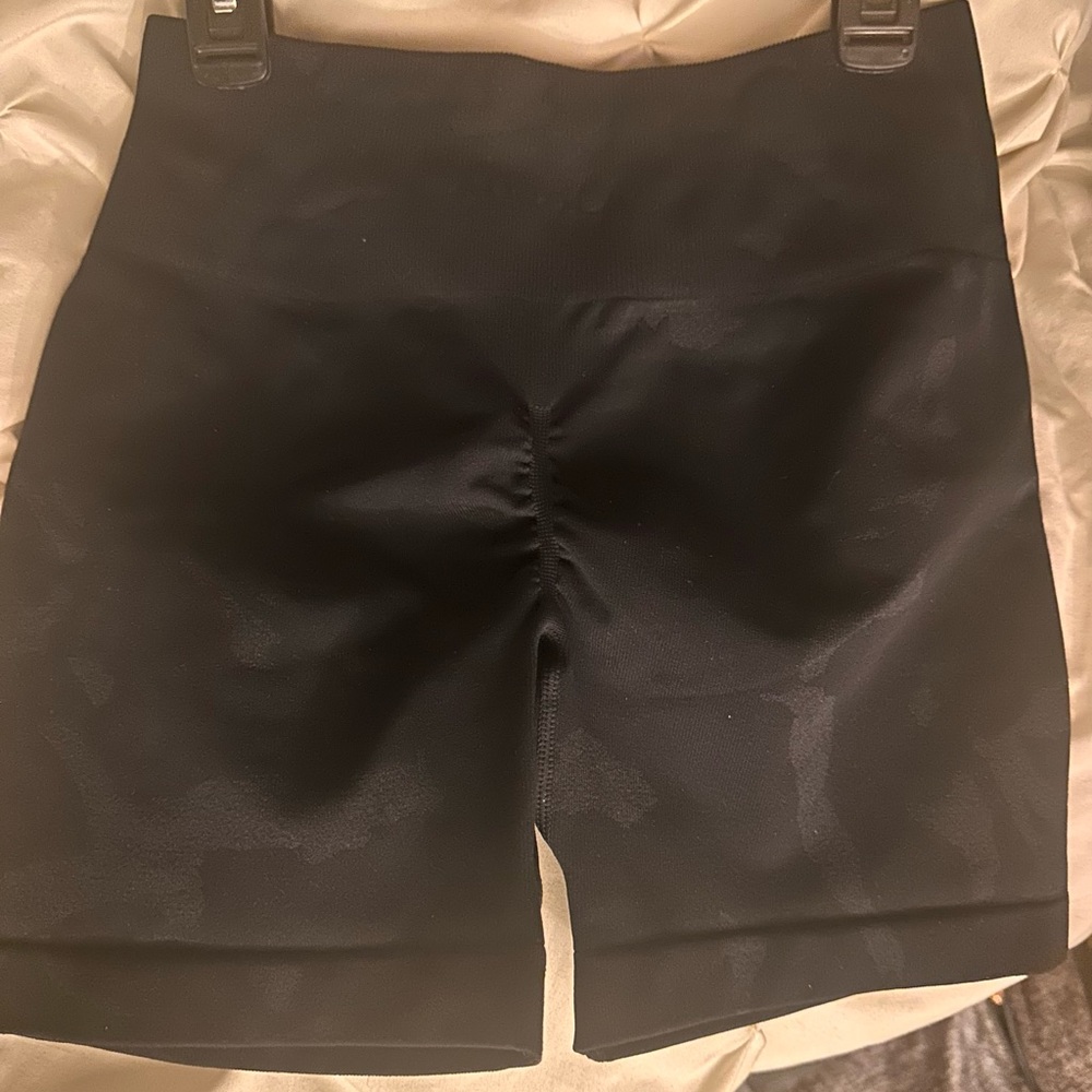 AUROLA SHORTS CAMO BLACK